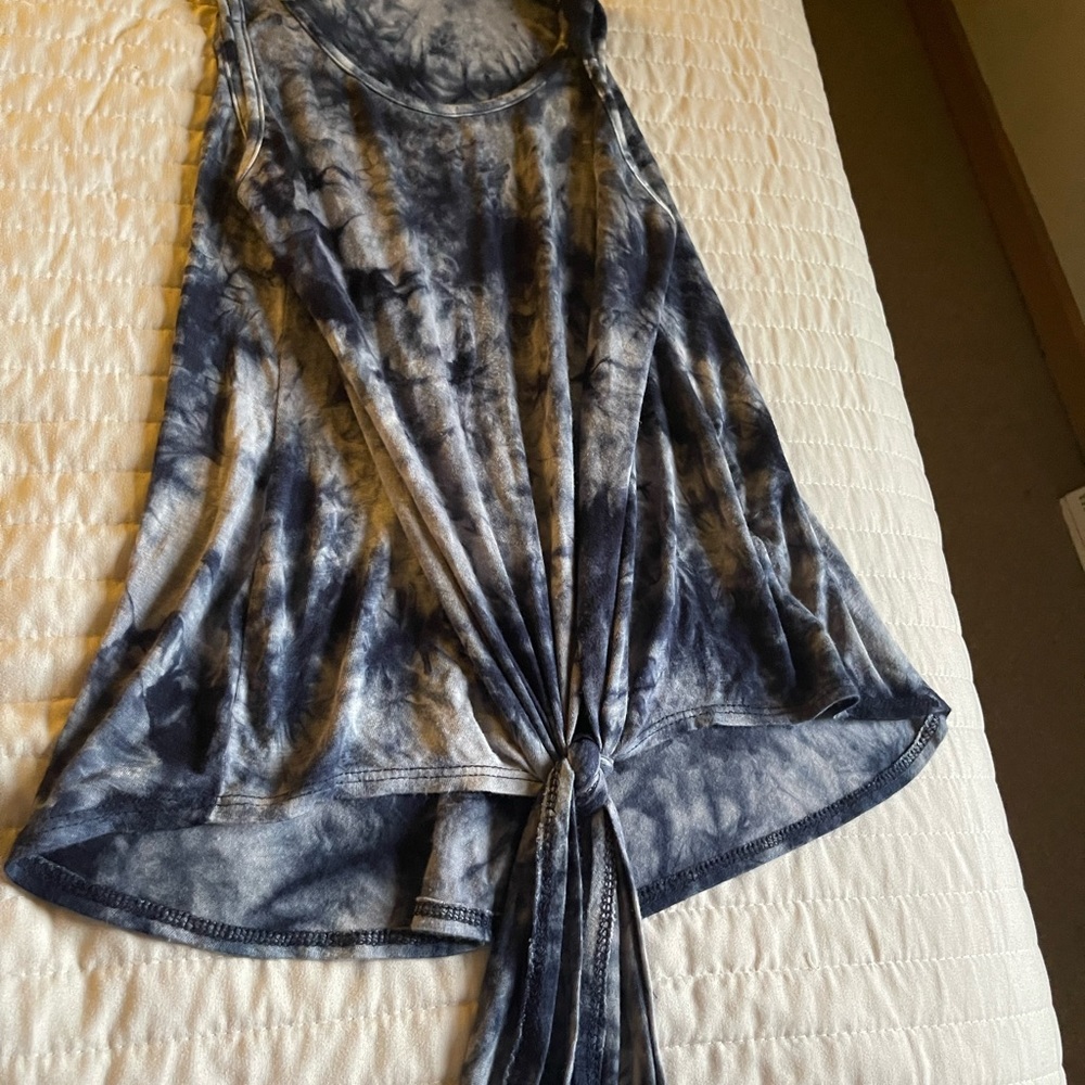 Lightweight tank with tie in front. The back tapers a little longer